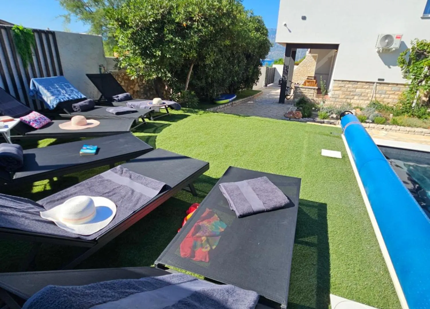 Villa Izziy By The Beach With A Sea View And Heated Pool Ražanac
