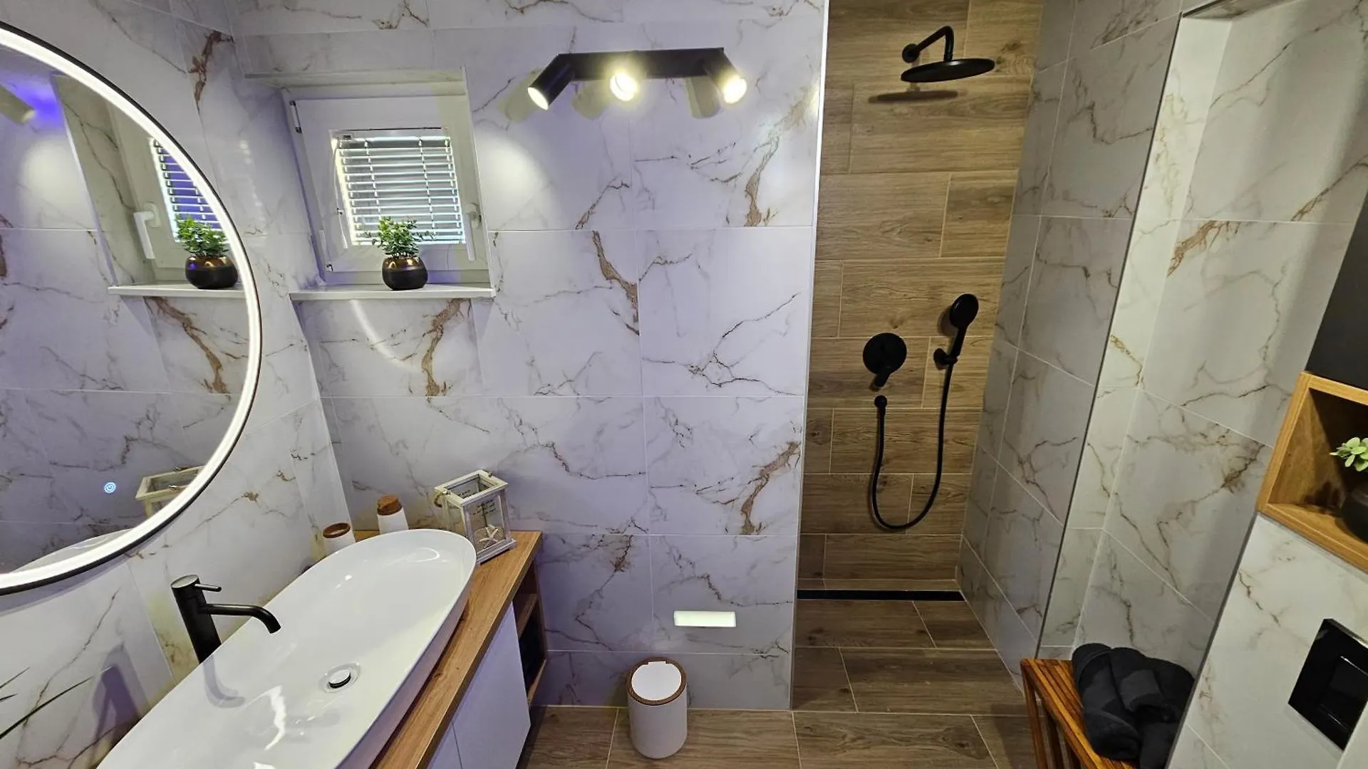 Villa Izziy By The Beach With A Sea View And Heated Pool Ražanac
